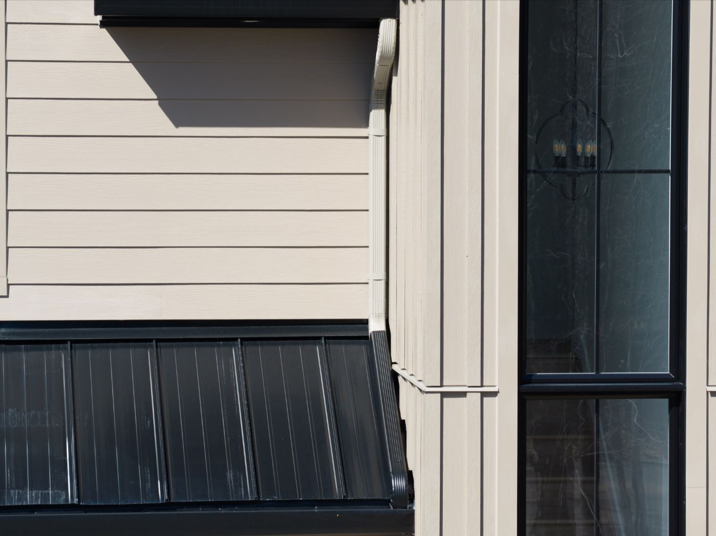 Installation professionnelle de gouttières Prestige sur une maison moderne.
